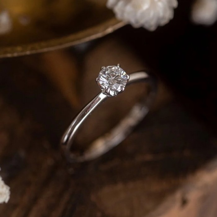 6 Tırnaklı Klasik Pırlanta Tektaş Yüzük SS0294