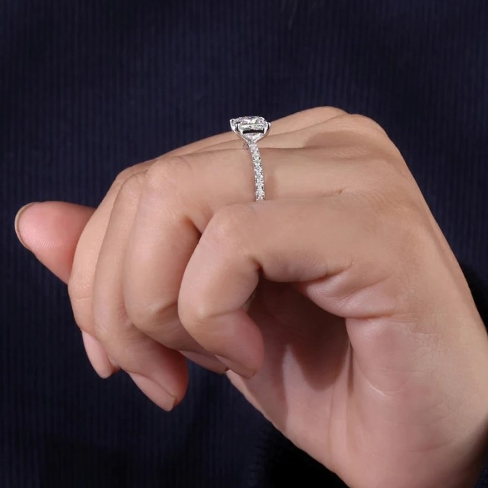 Kare Beyaz Topaz Ve Pırlanta Yüzük