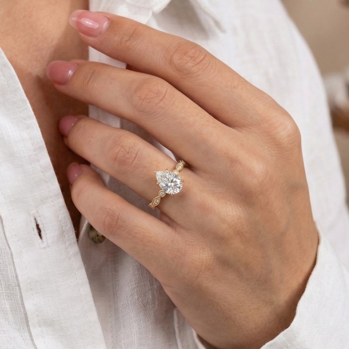 Evlilik Teklifi Yüzüğü Damla Topaz Ve Pırlanta 