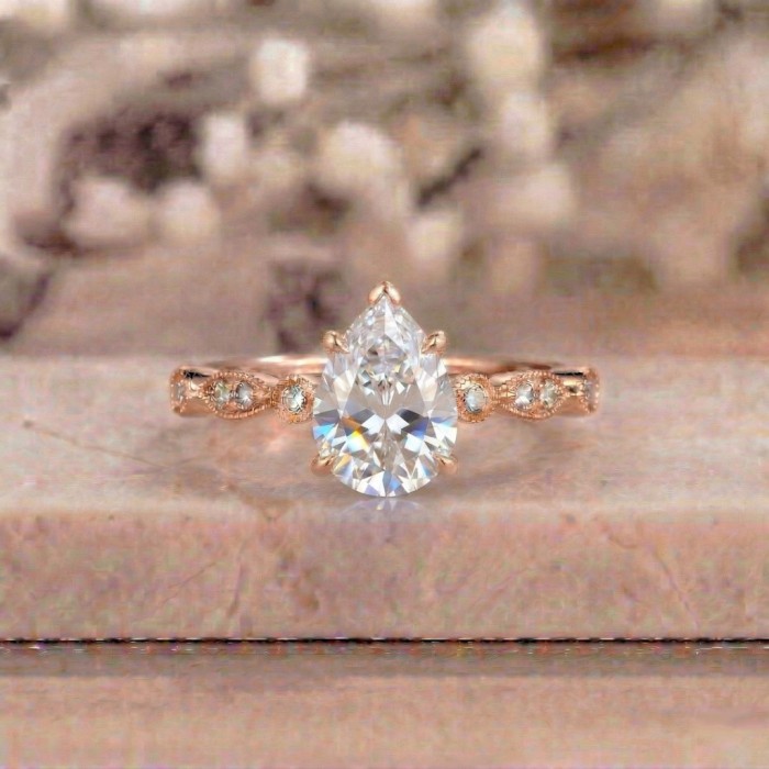 Evlilik Teklifi Yüzüğü Damla Topaz Ve Pırlanta 