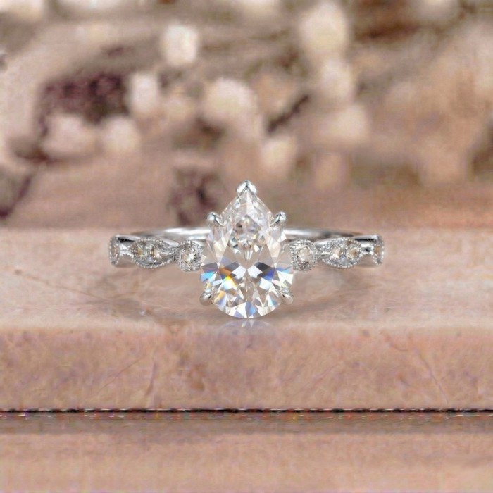 Evlilik Teklifi Yüzüğü Damla Topaz Ve Pırlanta 