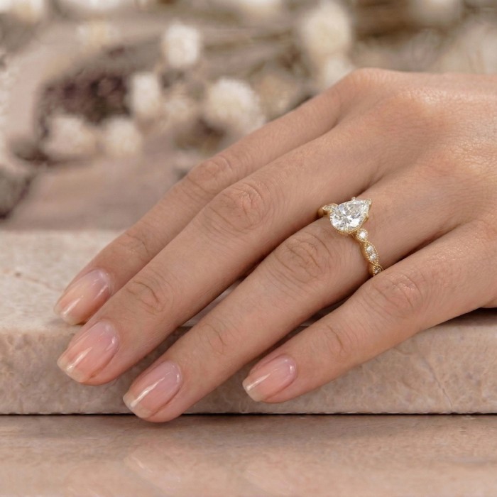 Evlilik Teklifi Yüzüğü Damla Topaz Ve Pırlanta 