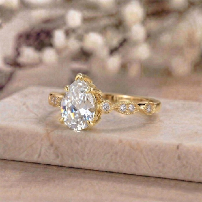 Evlilik Teklifi Yüzüğü Damla Topaz Ve Pırlanta 