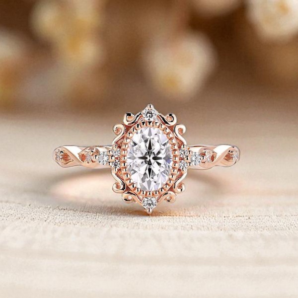 Vintage Yüzük Oval Beyaz Topaz Ve Pırlantalı Vintage Yüzük Oval Beyaz Topaz Ve Pırlantalı