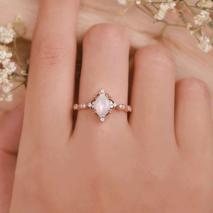 Damla Opal Ve Pırlanta Vintage Yüzük SS0351 Damla Opal Ve Pırlanta Vintage Yüzük SS0351