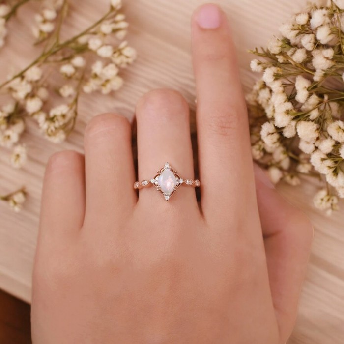 Damla Opal Ve Pırlanta Vintage Yüzük SS0351 Damla Opal Ve Pırlanta Vintage Yüzük SS0351