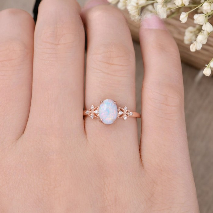 Oval Opal Ve Pırlanta Vintage Tasarım Yüzük Oval Opal Ve Pırlanta Vintage Tasarım Yüzük